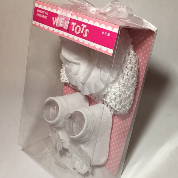 WEE TOTS crocheted Baby Hat & Booties Set! - Picture 2 of 5